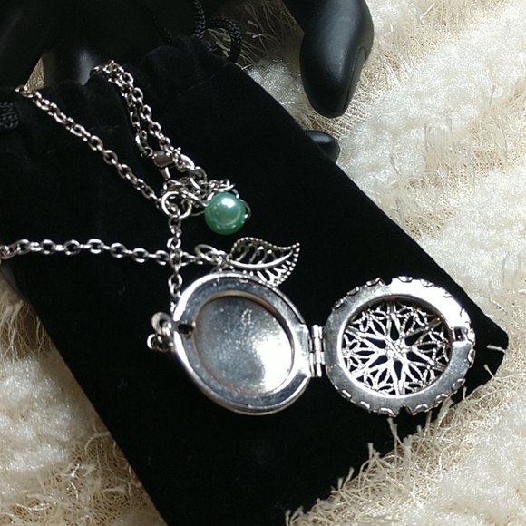 NEW Locket Necklace Aroma Oil Diffuser Leaf Charm Filigree Pendant Silvertone - Picture 3 of 4